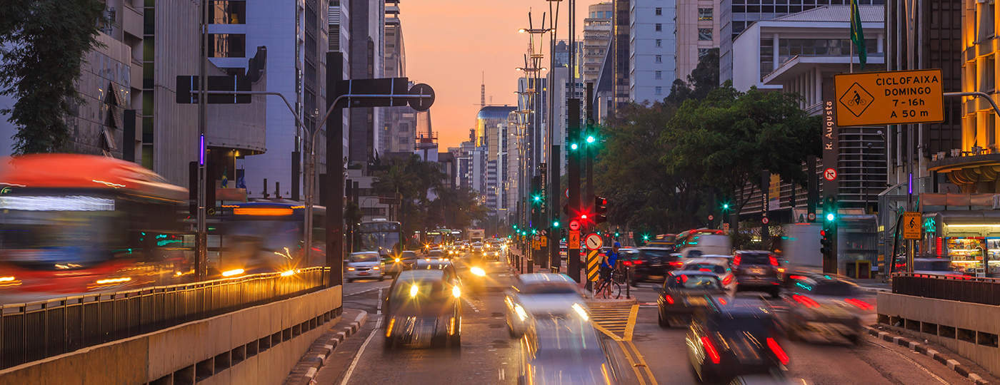 O que fazer na Avenida Paulista: carros passando na Avenida Paulista
