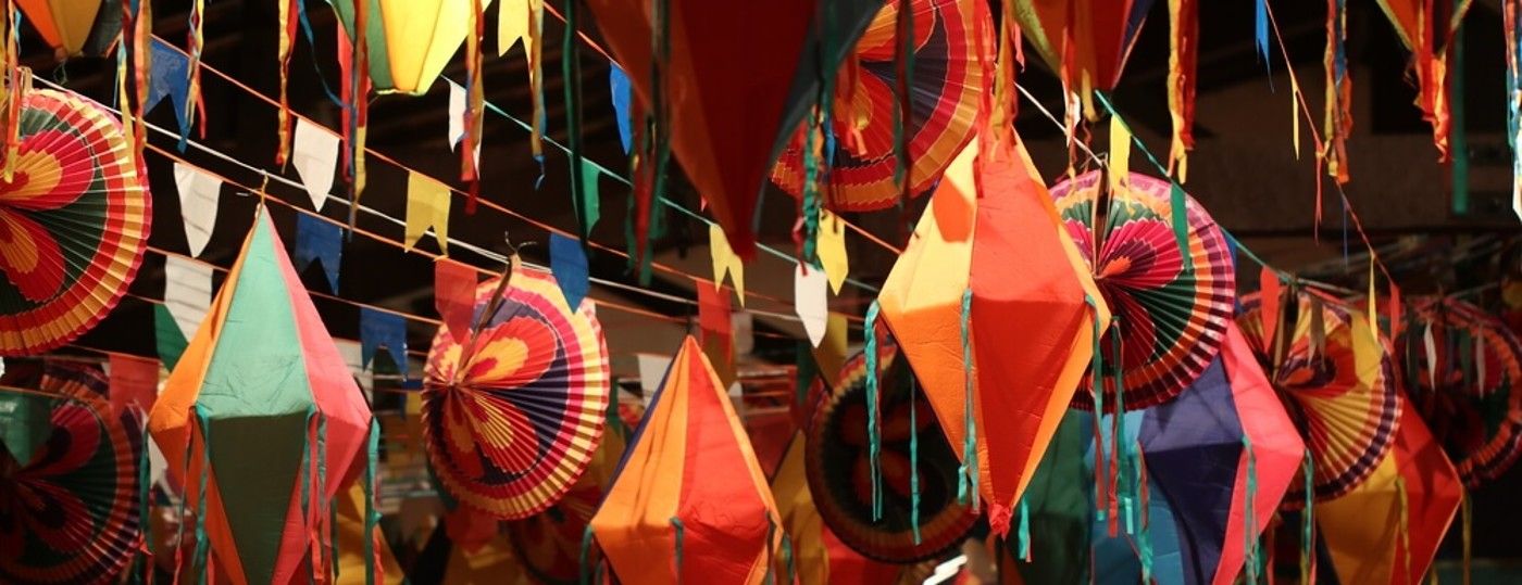 Balões coloridos, bandeirinhas em decoração de festa junina