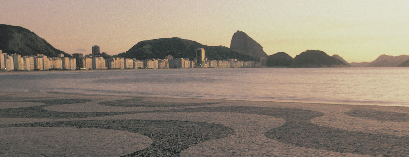 Comidas típicas do Rio de Janeiro: Calçada de Copacabana com o Pão de Açucar ao fundo