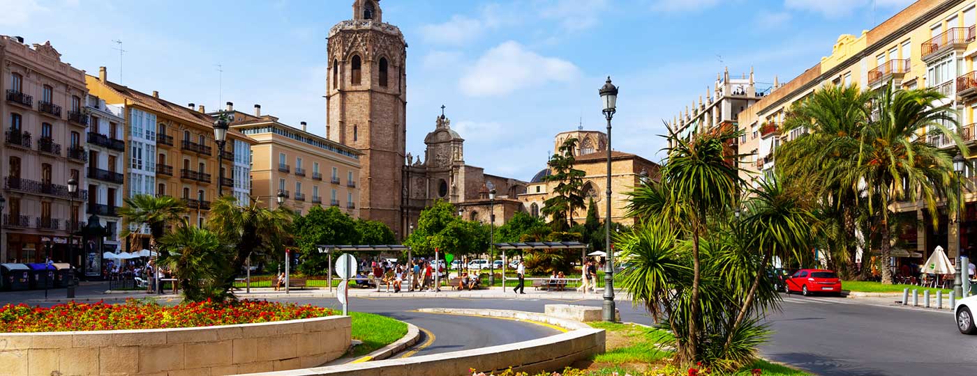 Plaza de la Reina y Torre Micalet en el centro histórico de Valencia, España