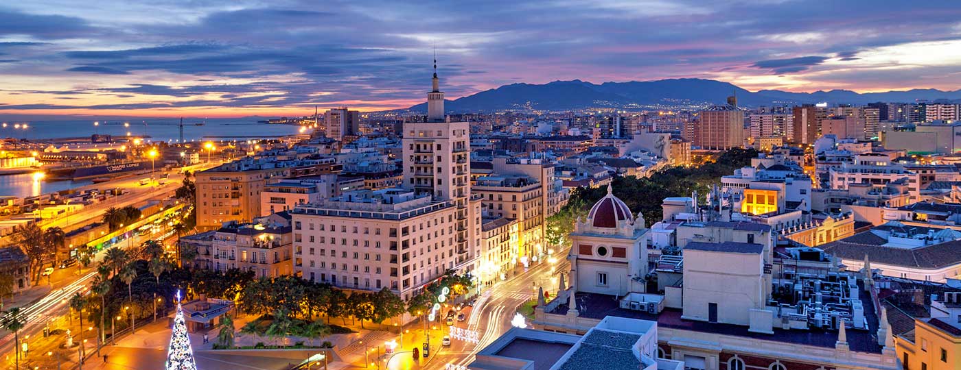 Vista panorámica del atardecer de la ciudad de Málaga 