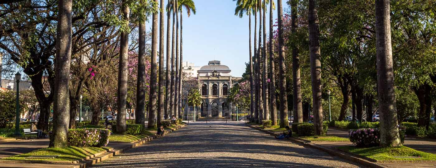 Faça um passeio pelo centro histórico de Belo Horizonte com Carlos Drummond de Andrade.