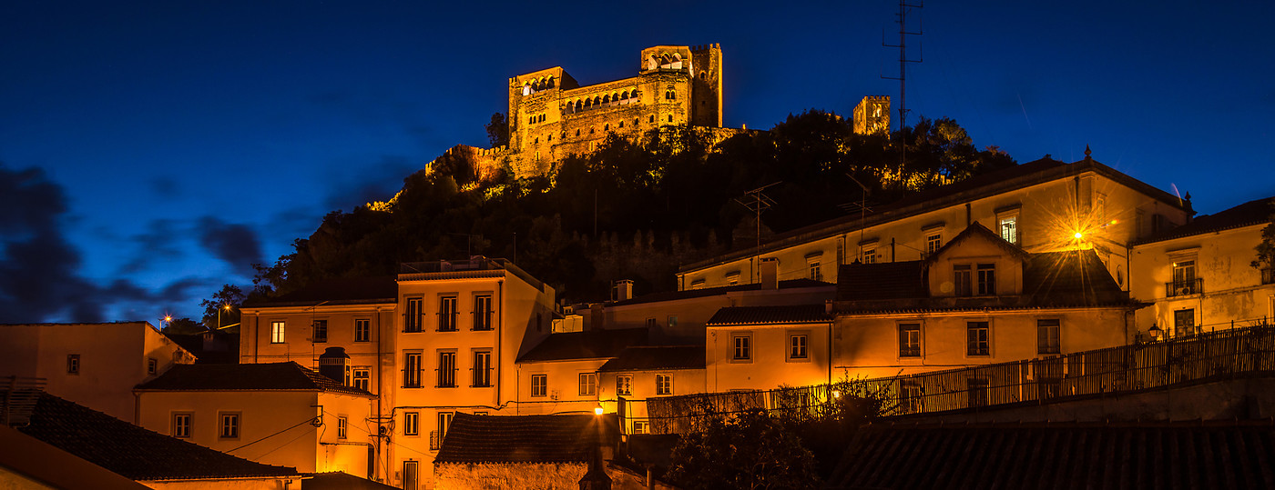 Leiria à noite com vista do castelo de leiria