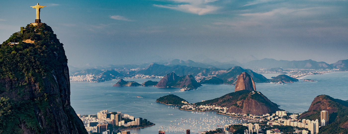 Imagem area do Rio de Janeiro com Corcovado e Pao de Acucar
